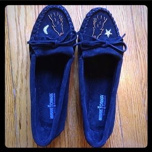 BLACK NWOT Minnetonka Howling Wolf Moccasins
